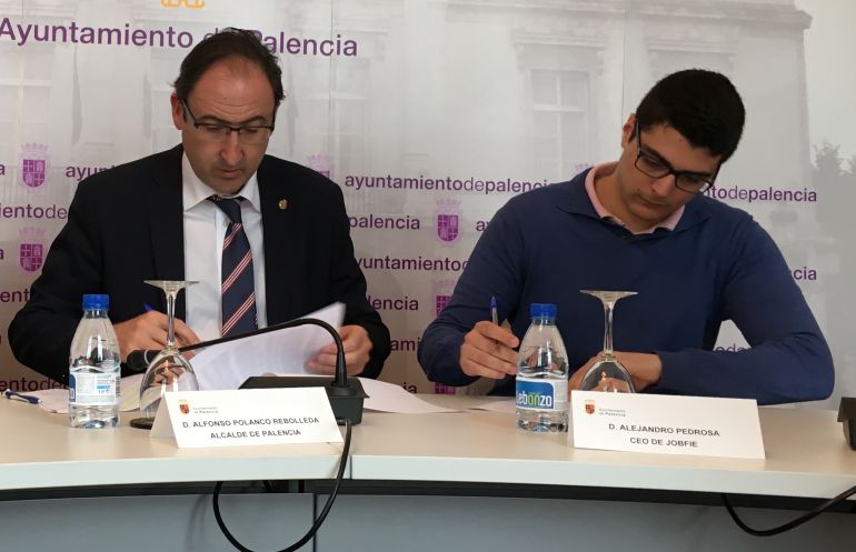 Alejandro Pedrosa (derecha), CEO JobFie, en la firma del convenio en el Ayuntamiento de Palencia Alejandro Pedrosa (derecha), CEO JobFie, en la firma del convenio en el Ayuntamiento de Palencia