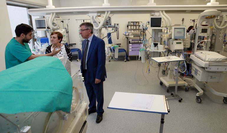 La consejera de Sanidad y el director del Servicio Cántabro de Salud en las nuevas instalaciones de Valdecilla. La consejera de Sanidad y el director del Servicio Cántabro de Salud en las nuevas instalaciones de Valdecilla.
