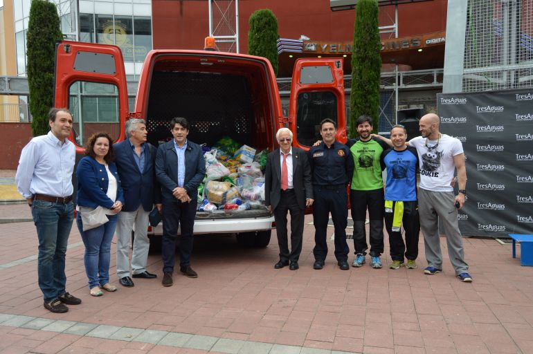 El Alcalde de Alcorcón y el Padre Ángel con los alimentos recogidos en el Memorial Bomberos Alcorcón El Alcalde de Alcorcón y el Padre Ángel con los alimentos recogidos en el Memorial Bomberos Alcorcón