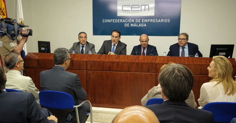 De Guindos advierte de nuevos recortes si la economía se frena De Guindos advierte de nuevos recortes si la economía se frena
