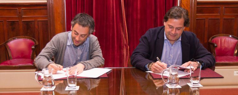 Xulio Ferreiro firma el convenio con Ignacio Rivera Xulio Ferreiro firma el convenio con Ignacio Rivera