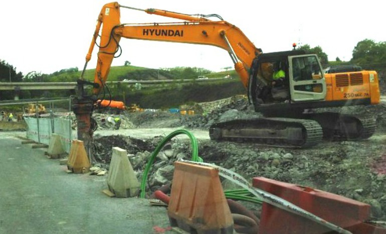 Una excavadora trabajando en la zona esta mañana. Una excavadora trabajando en la zona esta mañana.