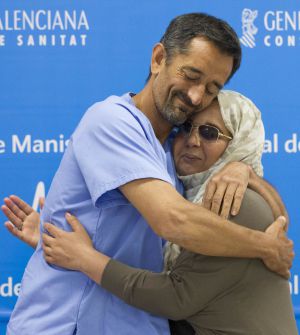 Samira Benhar, una mujer marroquí afectada por una severa deformidad debida a un tumor facial, que le acarreaba rechazo social en su país, explica la operación de reconstrucción del rostro que le practicó el doctor Pedro Cavadas (i) en el Hospital de Manises (Valencia) gracias a la colaboración de la Fundación Adra y el Centro Islámico de Valencia. Samira Benhar, una mujer marroquí afectada por una severa deformidad debida a un tumor facial, que le acarreaba rechazo social en su país, explica la operación de reconstrucción del rostro que le practicó el doctor Pedro Cavadas (i) en el Hospital de Manises (Valencia) gracias a la colaboración de la Fundación Adra y el Centro Islámico de Valencia.