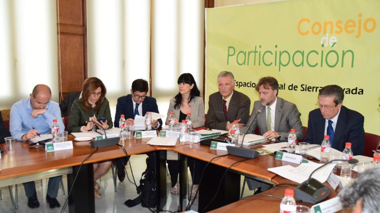 Reunión del Consejo de Participación del espacio natural de Sierra Nevada, en Granada, con la asistencia del consejero de Medio Ambiente, José Fiscal (al micro), y el presidente del órgano, Federico Mayor Zaragoza, a su izquierda Reunión del Consejo de Participación del espacio natural de Sierra Nevada, en Granada, con la asistencia del consejero de Medio Ambiente, José Fiscal (al micro), y el presidente del órgano, Federico Mayor Zaragoza, a su izquierda