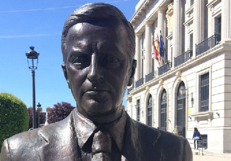 Estatua de Adolfo Suárez en Ávila Estatua de Adolfo Suárez en Ávila