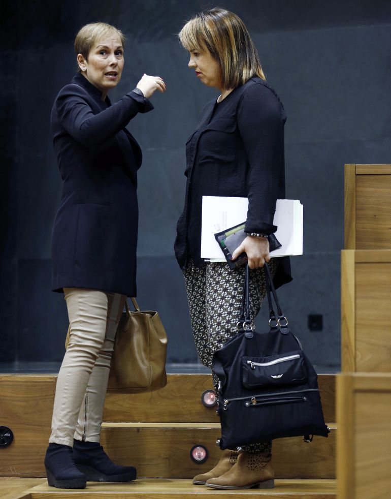 Las presidentas del Gobierno de Navarra y del Parlamento, Uxue Barkos (i) y Ainhoa Aznarez (d), respectivamente, antes de comenzar un pleno parlamentario Las presidentas del Gobierno de Navarra y del Parlamento, Uxue Barkos (i) y Ainhoa Aznarez (d), respectivamente, antes de comenzar un pleno parlamentario