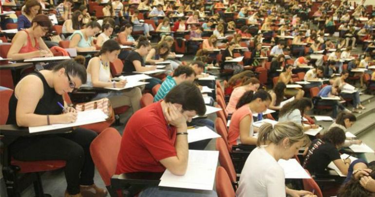 Educación colocó al frente de un tribunal de las oposiciones a profesor a una inspectora que impartió clases en una academia privada Educación colocó al frente de un tribunal de las oposiciones a profesor a una inspectora que impartió clases en una academia privada