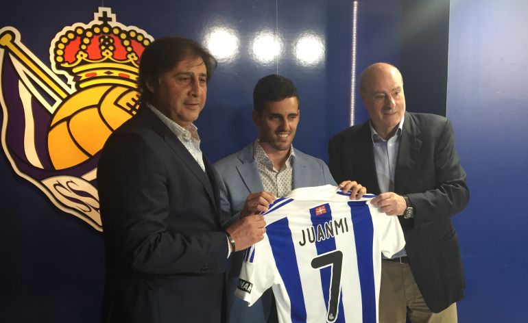 Juanmi Jiménez posa con la camiseta de la Real flanqueado por Loren (Director Deportivo) y Angel Oyarzun (Vicepresidente) Juanmi Jiménez posa con la camiseta de la Real flanqueado por Loren (Director Deportivo) y Angel Oyarzun (Vicepresidente)