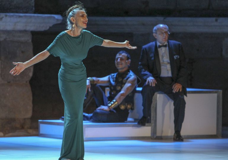 Ángela Molina, Emilio Gutiérrez Caba y Marcial Álvarez durante la representación de "César y Cleopatra" en el Teatro Romano de Mérida. Ángela Molina, Emilio Gutiérrez Caba y Marcial Álvarez durante la representación de "César y Cleopatra" en el Teatro Romano de Mérida.