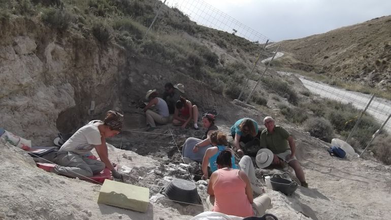 Trabajos de excavación, documentación y catalogación de restos en el yacimiento 'Baza-1' durante la campaña de 2015 Trabajos de excavación, documentación y catalogación de restos en el yacimiento 'Baza-1' durante la campaña de 2015