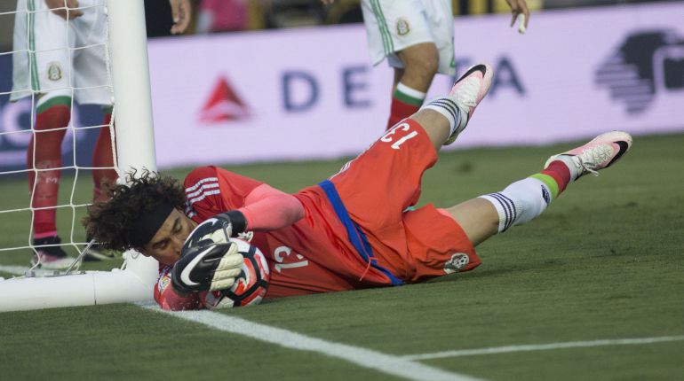 Ochoa, en una de sus múltiples paradas, en la victoria de México contra Jamaica Ochoa, en una de sus múltiples paradas, en la victoria de México contra Jamaica