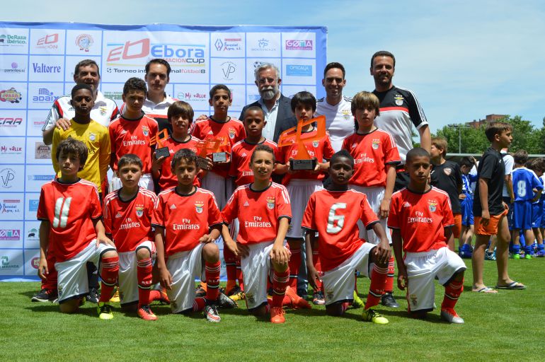 Benfica, campeón alevin con el alcalde de Talavera, Jaime Ramos Benfica, campeón alevin con el alcalde de Talavera, Jaime Ramos
