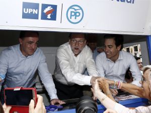 El presidente del Partido Popular y del Gobierno en funciones, Mariano Rajoy (c), junto al presidente de UPN, Javier Esparza (i) y el presidente de la gestora del PPN, Pablo Zalba (d), durante el paseo que han realizado en Tudela. El presidente del Partido Popular y del Gobierno en funciones, Mariano Rajoy (c), junto al presidente de UPN, Javier Esparza (i) y el presidente de la gestora del PPN, Pablo Zalba (d), durante el paseo que han realizado en Tudela.
