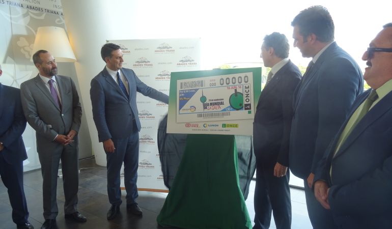 El consejero de Turismo, Javier Fernández -a la derecha del cartel-, y el delegado territorial de la ONCE, Cristóbal Martínez, descubren el cupón conmemorativo del Día Mundial de la Tapa El consejero de Turismo, Javier Fernández -a la derecha del cartel-, y el delegado territorial de la ONCE, Cristóbal Martínez, descubren el cupón conmemorativo del Día Mundial de la Tapa