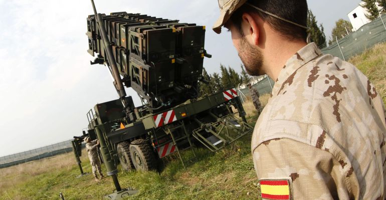Un militar español participa en maniobras militares Un militar español participa en maniobras militares