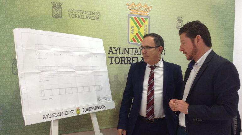 Alcalde y Concejal muestran el proyecto Alcalde y Concejal muestran el proyecto
