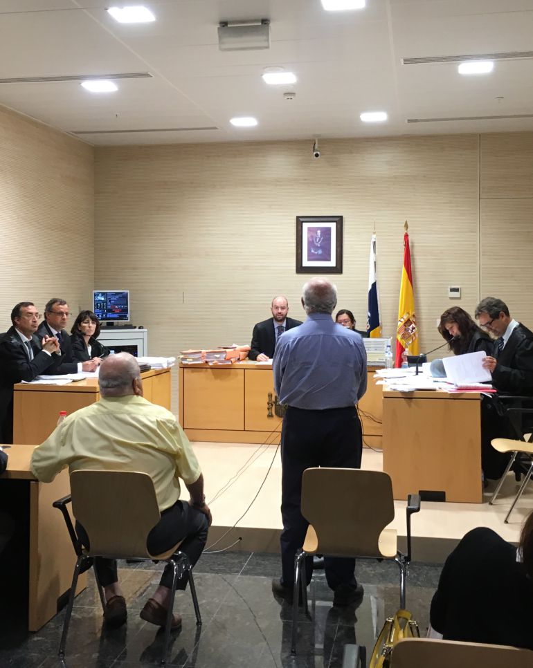 El exalcalde de La Orotava, Isaac Valencia, durante su declaración ante el juez. El exalcalde de La Orotava, Isaac Valencia, durante su declaración ante el juez.