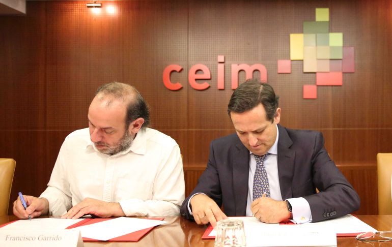 Juan Pablo Lázaro (CEIM) y Francisco Garrido (CEAR) durante la firma Juan Pablo Lázaro (CEIM) y Francisco Garrido (CEAR) durante la firma