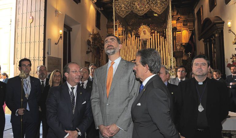 El rey Don Felipe VI, ante el paso de palio de la Virgen de Las Aguas el Lunes Santo de 2015 El rey Don Felipe VI, ante el paso de palio de la Virgen de Las Aguas el Lunes Santo de 2015