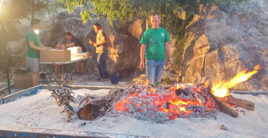Preparativos de la 'sardinada en la 'Noche de San Juan' de la Asociación Ecologista 'Guardabosques' de Jódar Preparativos de la 'sardinada en la 'Noche de San Juan' de la Asociación Ecologista 'Guardabosques' de Jódar