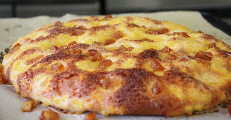 Pla detall d'una coca de Sant Joan acabada de sortir del forn. Pla detall d'una coca de Sant Joan acabada de sortir del forn.