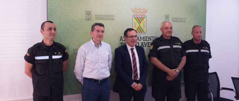 Alcalde y Concejal junto a los miembros de la UME Alcalde y Concejal junto a los miembros de la UME