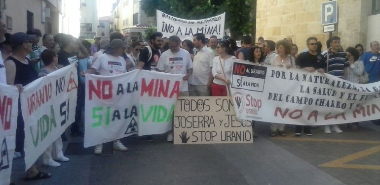 Concentración de apoyo a los dos activistas de 'Stop Uranio' Concentración de apoyo a los dos activistas de 'Stop Uranio'
