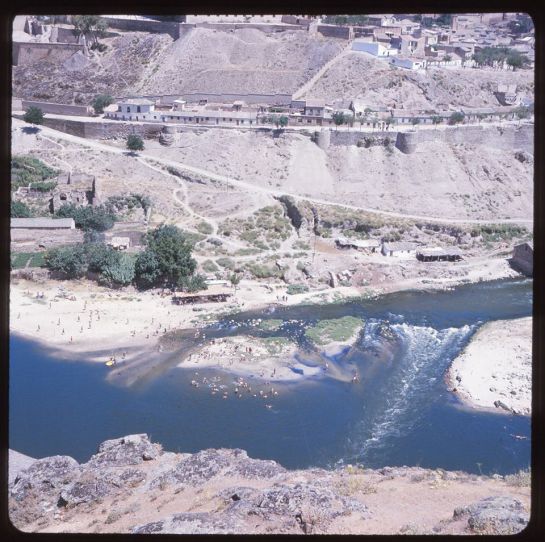 El Tajo a su paso por Toledo en junio de 1967 con bañistas en La Incurnia El Tajo a su paso por Toledo en junio de 1967 con bañistas en La Incurnia