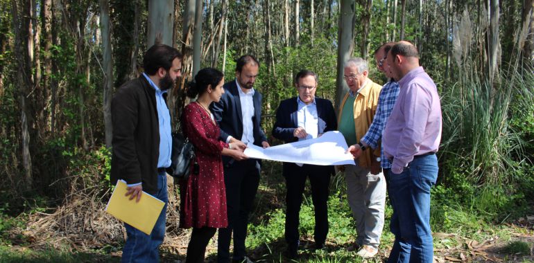 Miembros del equipo de gobierno en la finca donde se construirá el aparcamiento Miembros del equipo de gobierno en la finca donde se construirá el aparcamiento