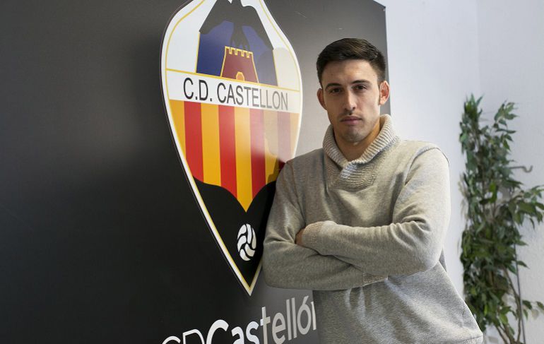 Arturo Navarro posa junto al escudo del CD Castellón Arturo Navarro posa junto al escudo del CD Castellón