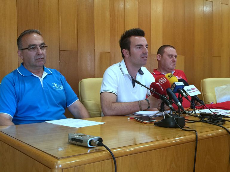 El edil de Deportes, Fernando Gómez, flanqueado por los organizadores El edil de Deportes, Fernando Gómez, flanqueado por los organizadores