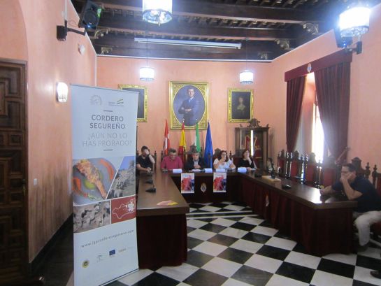 Inauguración oficial de la 'III Ruta de la Tapa del Cordero Segureño' de Huéscar 2016 en el salón de plenos del Ayuntamiento de Huéscar Inauguración oficial de la 'III Ruta de la Tapa del Cordero Segureño' de Huéscar 2016 en el salón de plenos del Ayuntamiento de Huéscar