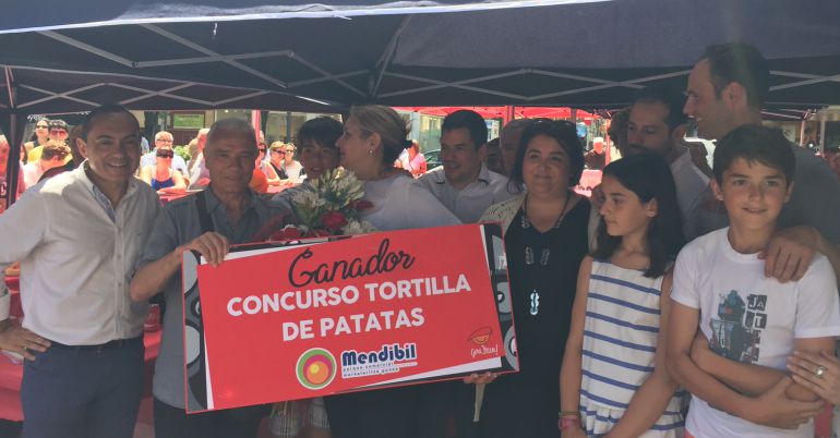 Jesús Camara, ganador del concurso, posa con parte del jurado de esta edición del Concurso de Tortilla del Parque Comercial Mendibil.