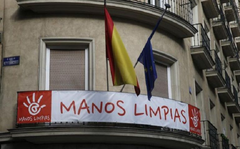El juez impone una fianza de 42.000 euros a Manos Limpias para seguir como parte del procedimiento El juez impone una fianza de 42.000 euros a Manos Limpias para seguir como parte del procedimiento