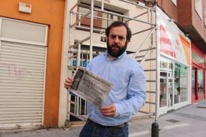El concejal con la placa El concejal con la placa