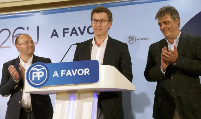 El presidente de la Xunta, Alberto Núñez Feijóo, junto al secretario general del PP de Galicia, Miguel Tellado, y el director de campaña Pedro Puy, durante la rueda de prensa de valoración de los resultados electorales en Santiago de Compostela El presidente de la Xunta, Alberto Núñez Feijóo, junto al secretario general del PP de Galicia, Miguel Tellado, y el director de campaña Pedro Puy, durante la rueda de prensa de valoración de los resultados electorales en Santiago de Compostela
