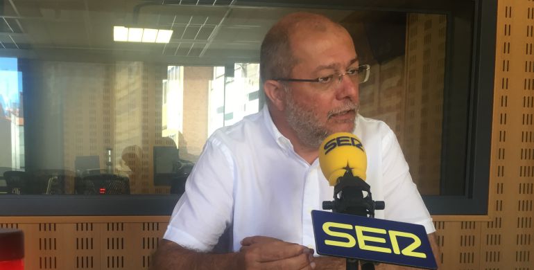 El diputado electo de Ciudadanos, Francisco Igea, en los estudios de Radio Valladolid El diputado electo de Ciudadanos, Francisco Igea, en los estudios de Radio Valladolid