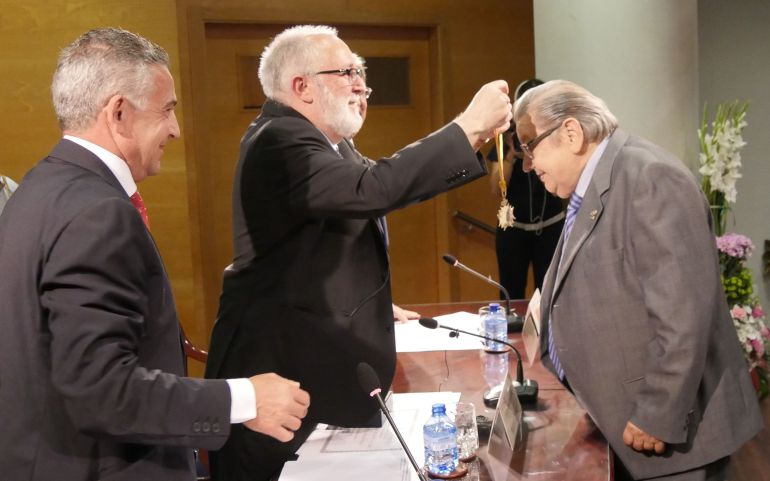 Ángel Rodríguez Brioso recibe la Cruz de Plata de la Orden del Perpetuo Socorro de manos del Presidente del Colegio Oficial de Médicos de Cádiz. Ángel Rodríguez Brioso recibe la Cruz de Plata de la Orden del Perpetuo Socorro de manos del Presidente del Colegio Oficial de Médicos de Cádiz.