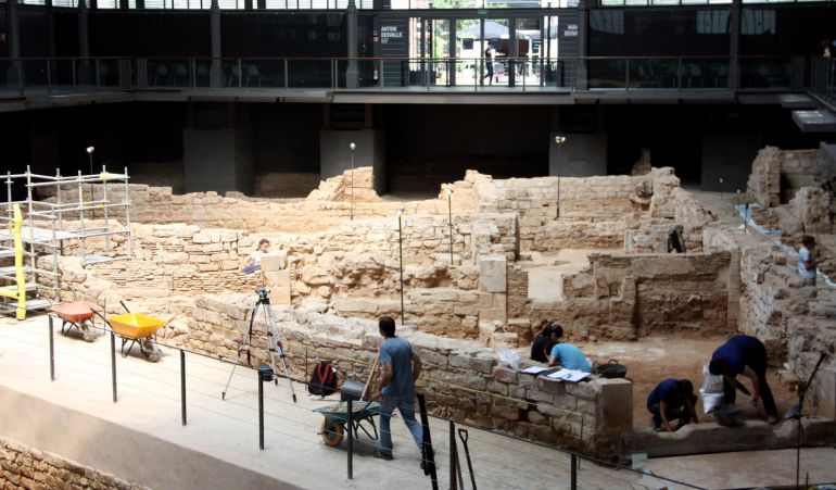 Pla general de la zona del jaciment del Born que estan excavant els investigadors i estudiants de la UB, aquest dimarts 28 de juny. Pla general de la zona del jaciment del Born que estan excavant els investigadors i estudiants de la UB, aquest dimarts 28 de juny.