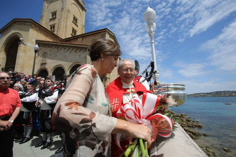 Carmen Moriyón junto al párroco de San Pedro, Javier Gomez Cuesta, en el acto de 2015. Carmen Moriyón junto al párroco de San Pedro, Javier Gomez Cuesta, en el acto de 2015.