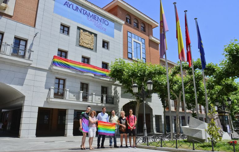 El alcalde, Ignacio Vázquez, junto a representantes de colectivos LGTB El alcalde, Ignacio Vázquez, junto a representantes de colectivos LGTB