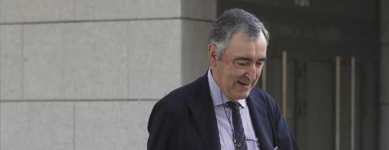 El expresidente de NovaGalicia José María Castellano Ríos, acudió hoy a la Audiencia Nacional para ser interrogado por el juez Santiago Pedraz en la causa en la que investiga las presuntas extorsiones de Manos Limpias y Ausbanc. El expresidente de NovaGalicia José María Castellano Ríos, acudió hoy a la Audiencia Nacional para ser interrogado por el juez Santiago Pedraz en la causa en la que investiga las presuntas extorsiones de Manos Limpias y Ausbanc.