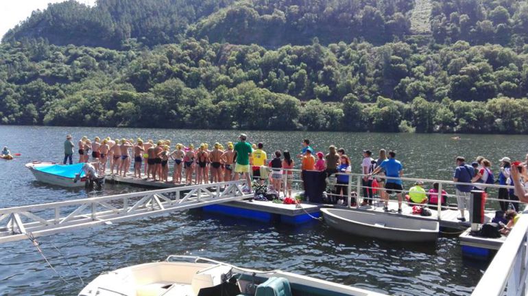 Nadadores, nadadoras, en el embarcadero para participar en la travesia a nado de Os Peares Nadadores, nadadoras, en el embarcadero para participar en la travesia a nado de Os Peares