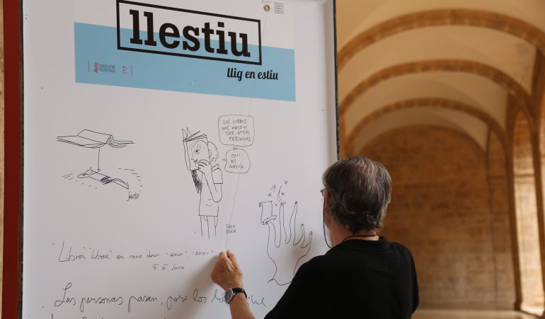 Miguel Calatayud en la presentación de la campaña 'Llestiu, llig en estiu'. Miguel Calatayud en la presentación de la campaña 'Llestiu, llig en estiu'.