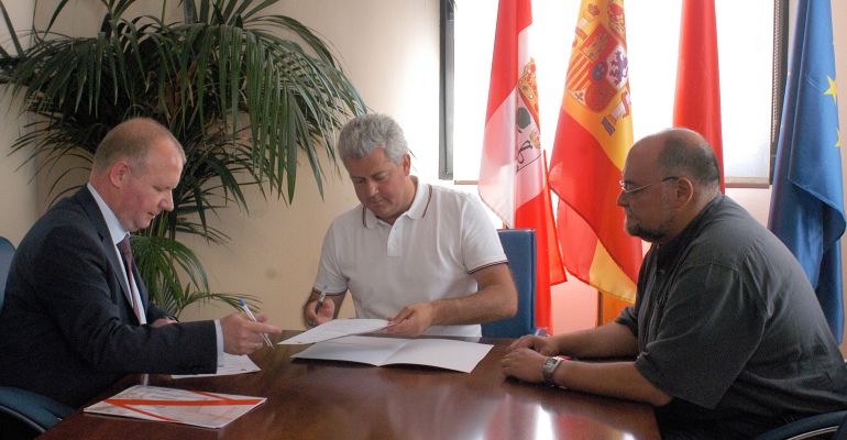 Eduardo Samendi, presidente de ACN, Narciso Romero, alcalde de Sanse y Miguel Ángel Fernández, concejal de Desarrollo Local en la firma del convenio Eduardo Samendi, presidente de ACN, Narciso Romero, alcalde de Sanse y Miguel Ángel Fernández, concejal de Desarrollo Local en la firma del convenio