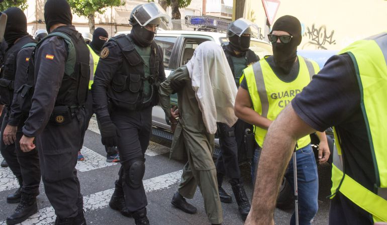 Miembros de la Guardia Civil custodian a uno de los tres hermanos pakistaníes detenidos hoy, en el barrio de Pardinyes de Lleida, por enaltecimiento del terrorismo yihadista a través de internet. Miembros de la Guardia Civil custodian a uno de los tres hermanos pakistaníes detenidos hoy, en el barrio de Pardinyes de Lleida, por enaltecimiento del terrorismo yihadista a través de internet.