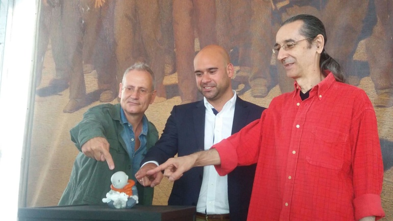 De izq. a dcha: Ángel de la Calle (Coordinador literario Semana Negra), Jesús Martinez Salvador (Concejal de festejos del Ayuntamiento de Gijón) y José Luis Paraja (Director de contenidos Semana Negra) De izq. a dcha: Ángel de la Calle (Coordinador literario Semana Negra), Jesús Martinez Salvador (Concejal de festejos del Ayuntamiento de Gijón) y José Luis Paraja (Director de contenidos Semana Negra)