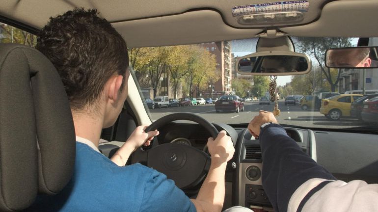El Constitucional avala la sanción penal y administrativa al conducir sin carné ni permiso de circulación El Constitucional avala la sanción penal y administrativa al conducir sin carné ni permiso de circulación