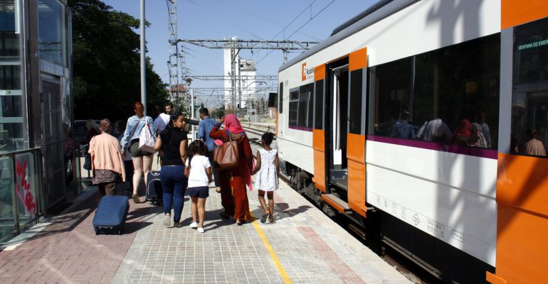 Passatgers baixant del tren de la R-12 a Cervera per agafar un autobús fins a Tàrrega amb motiu de tall ferroviari a la Granyanella Passatgers baixant del tren de la R-12 a Cervera per agafar un autobús fins a Tàrrega amb motiu de tall ferroviari a la Granyanella