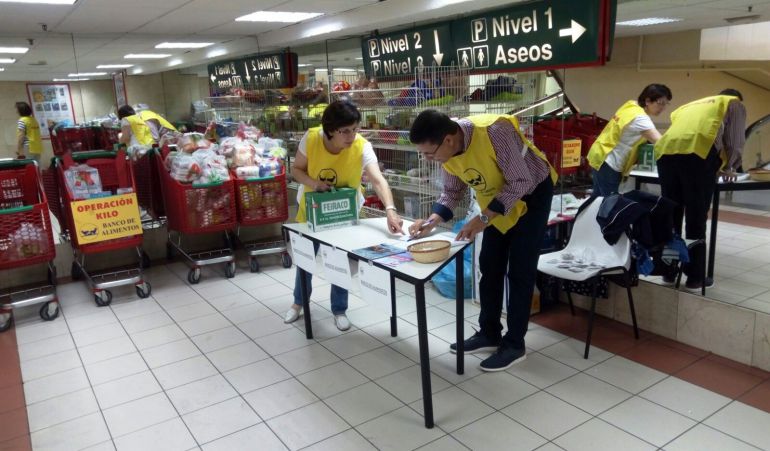 Dos voluntarios a las puertas del supermercado. Dos voluntarios a las puertas del supermercado.